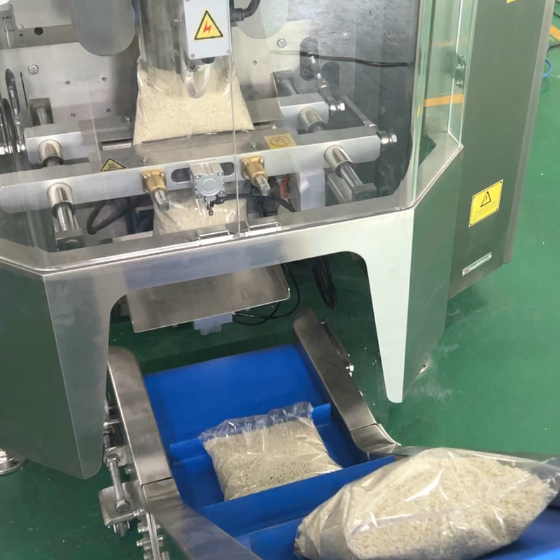 دستگاه بسته‌بندی عمودی برای بسته‌بندی کیسه‌ای بالشی پلاستیکی برای میوه‌های خشک‌شده انجمادی اتوماتیک، چیپس‌های سیب، موز خشک‌شده، دوریان خشک‌شده، وزن