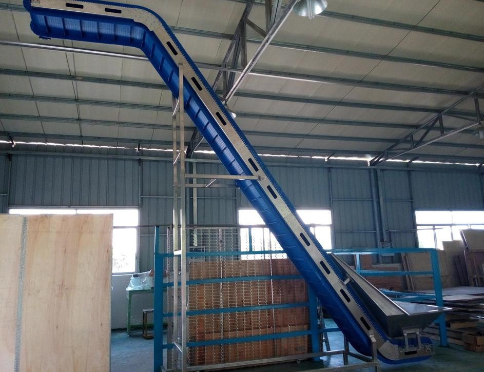 1.1 کیلووات شیبدار نوار نقاله S ​​شکل آسانسور فولادی ضد زنگ 200 لیتری قیف متصل